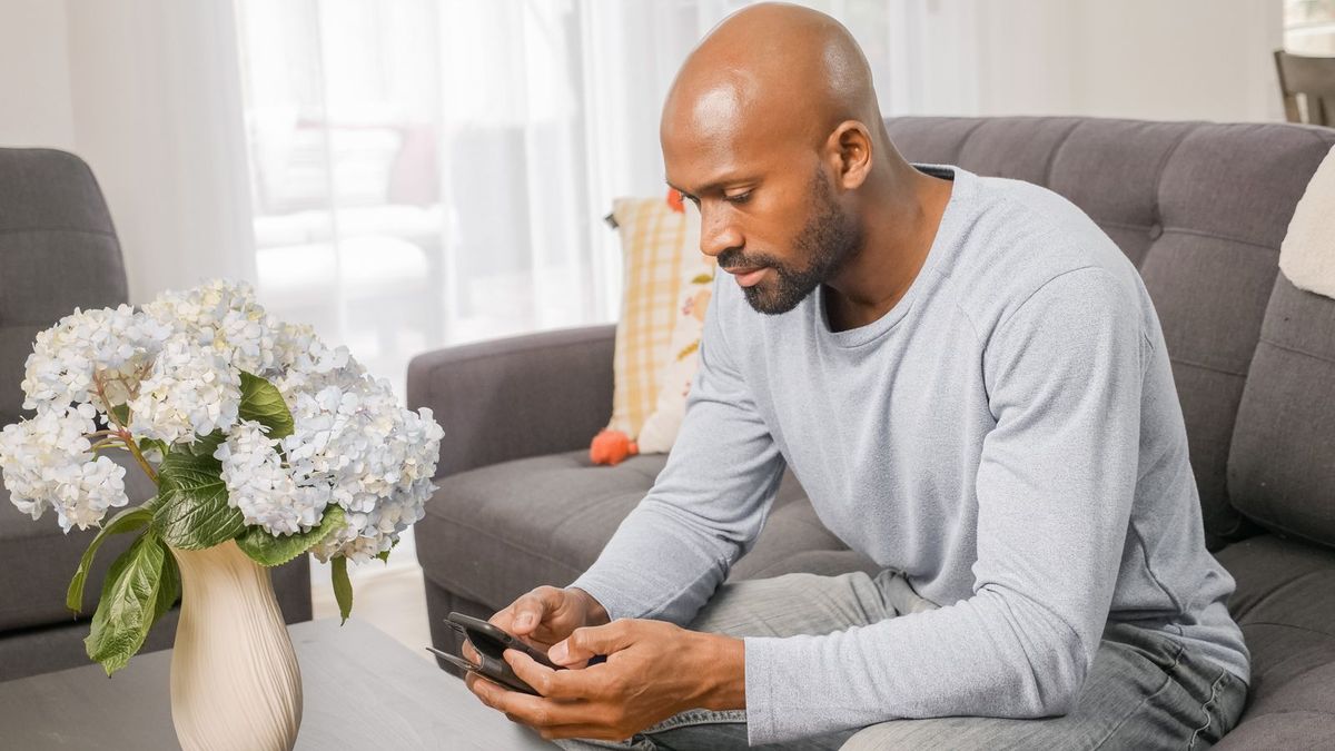 Man texting coach